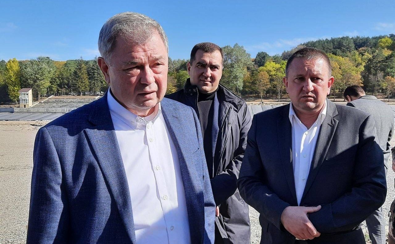 Анатолий Артамонов совершил рабочую поездку в Ставропольский край и ознакомился с ходом строительных работ на ряде объектов Кисловодска