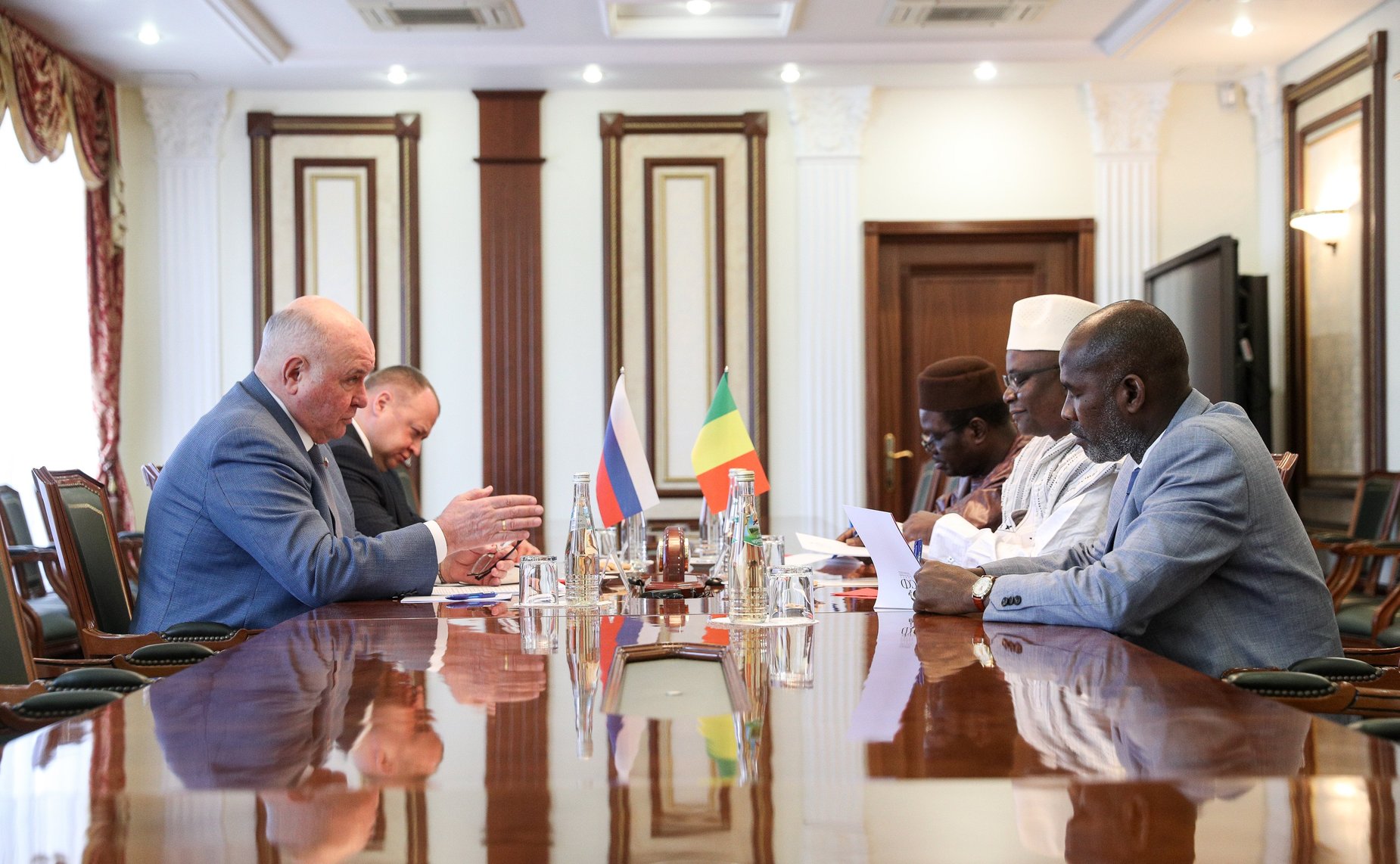 Встреча председателя Комитета СФ по международным делам Григория Карасина с Чрезвычайным и Полномочным Послом Республики Мали в РФ Х. Самаке