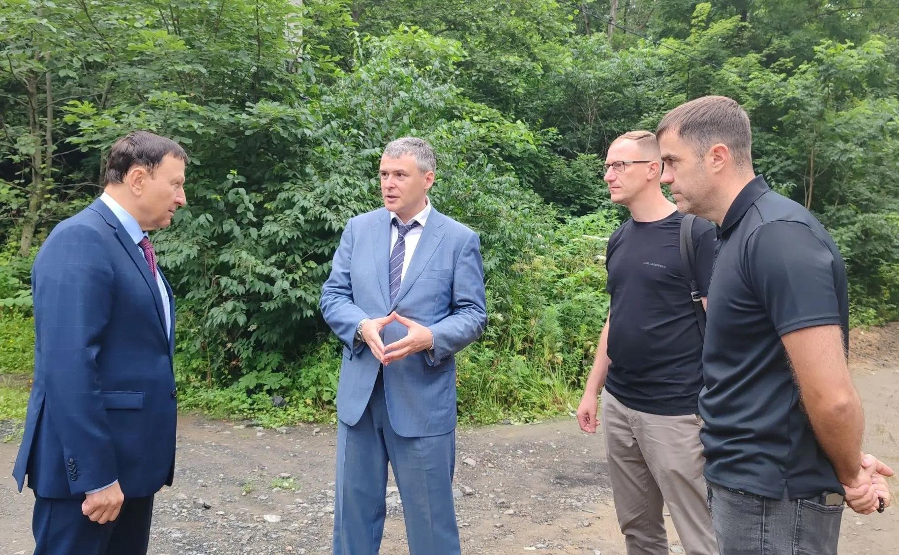 Александр Ролик ознакомился с ходом реконструкции городского парка «Минный городок» и благоустройством парка им. Сергея Лазо во Владивостоке