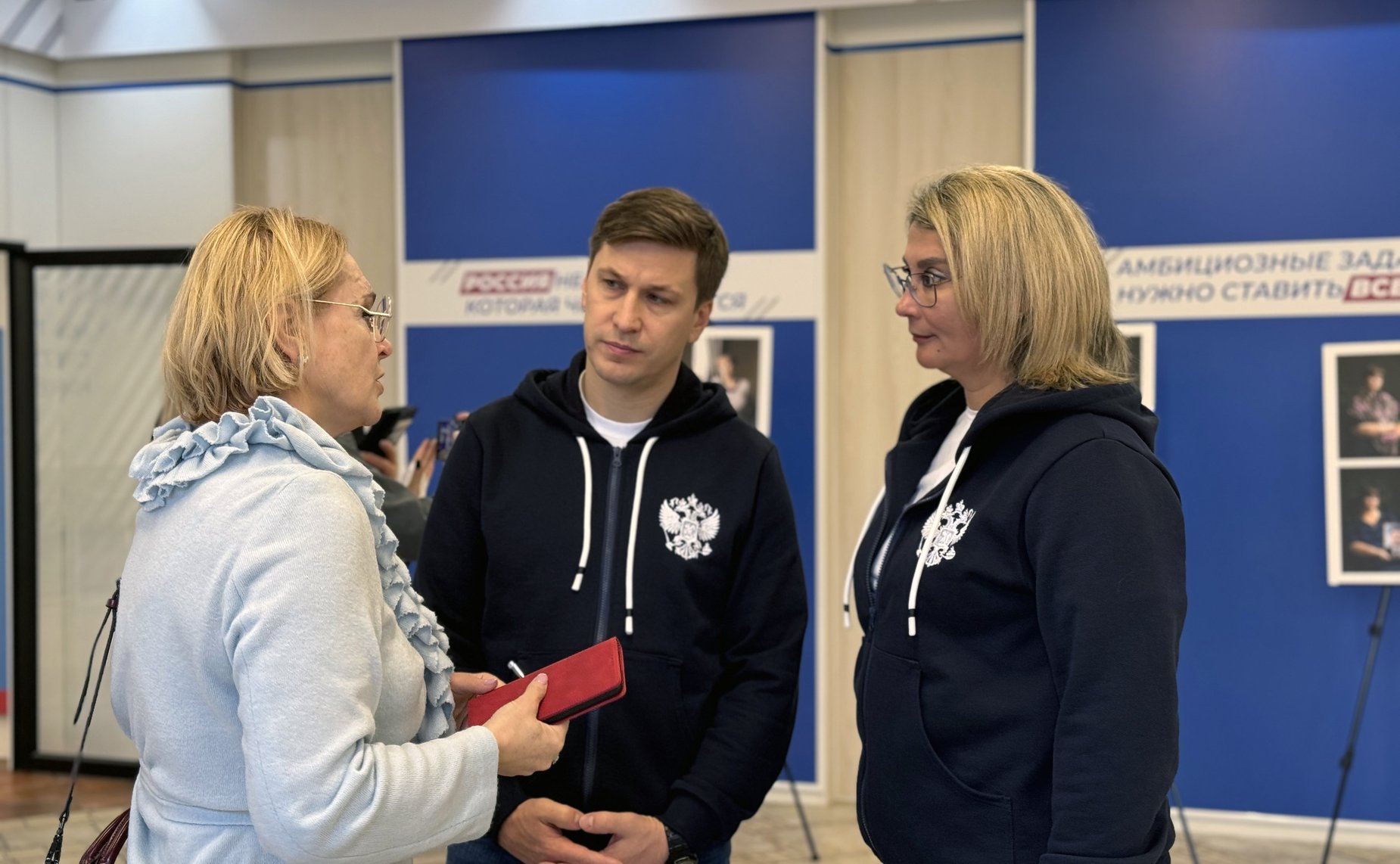 Сенаторы РФ провели встречу с представителями Фонда «Защитники Отечества» и посетили выставку «Мамино сердце»