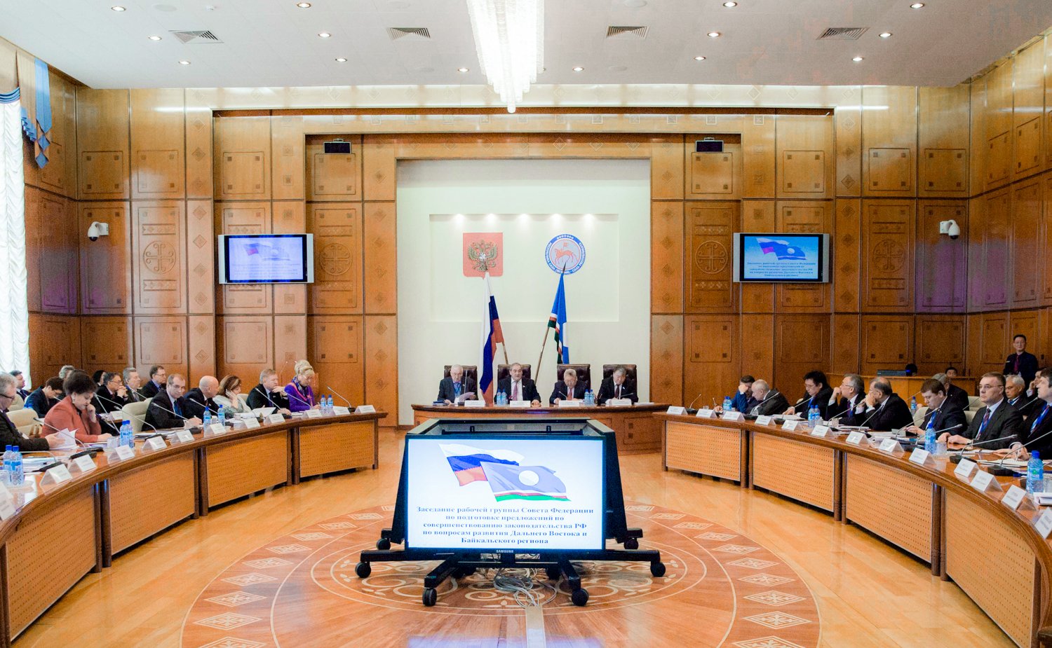 Заседание рабочей группы Совета Федерации по совершенствованию законодательства РФ по вопросам Дальнего Востока в Якутске 8