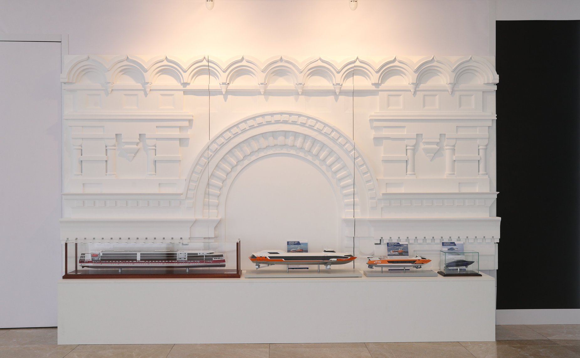 Председатель Совета Федерации Валентина Матвиенко и губернатор Нижегородской области Глеб Никитин осмотрели выставку, на которой представлены инновационные проекты и перспективы развития региона