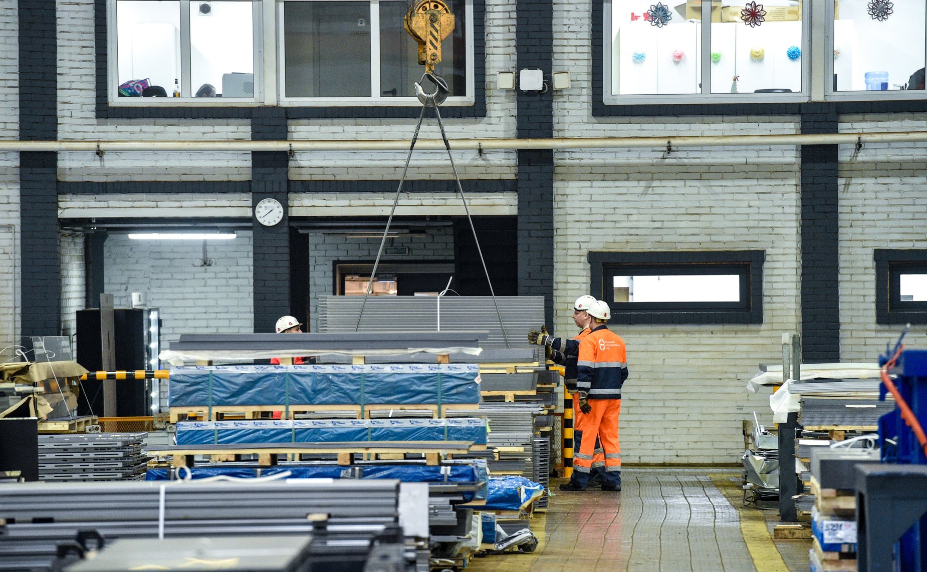 Сенаторы ознакомились с предприятием по производству лифтового оборудования акционерного общества «Щербинский лифтостроительный завод»