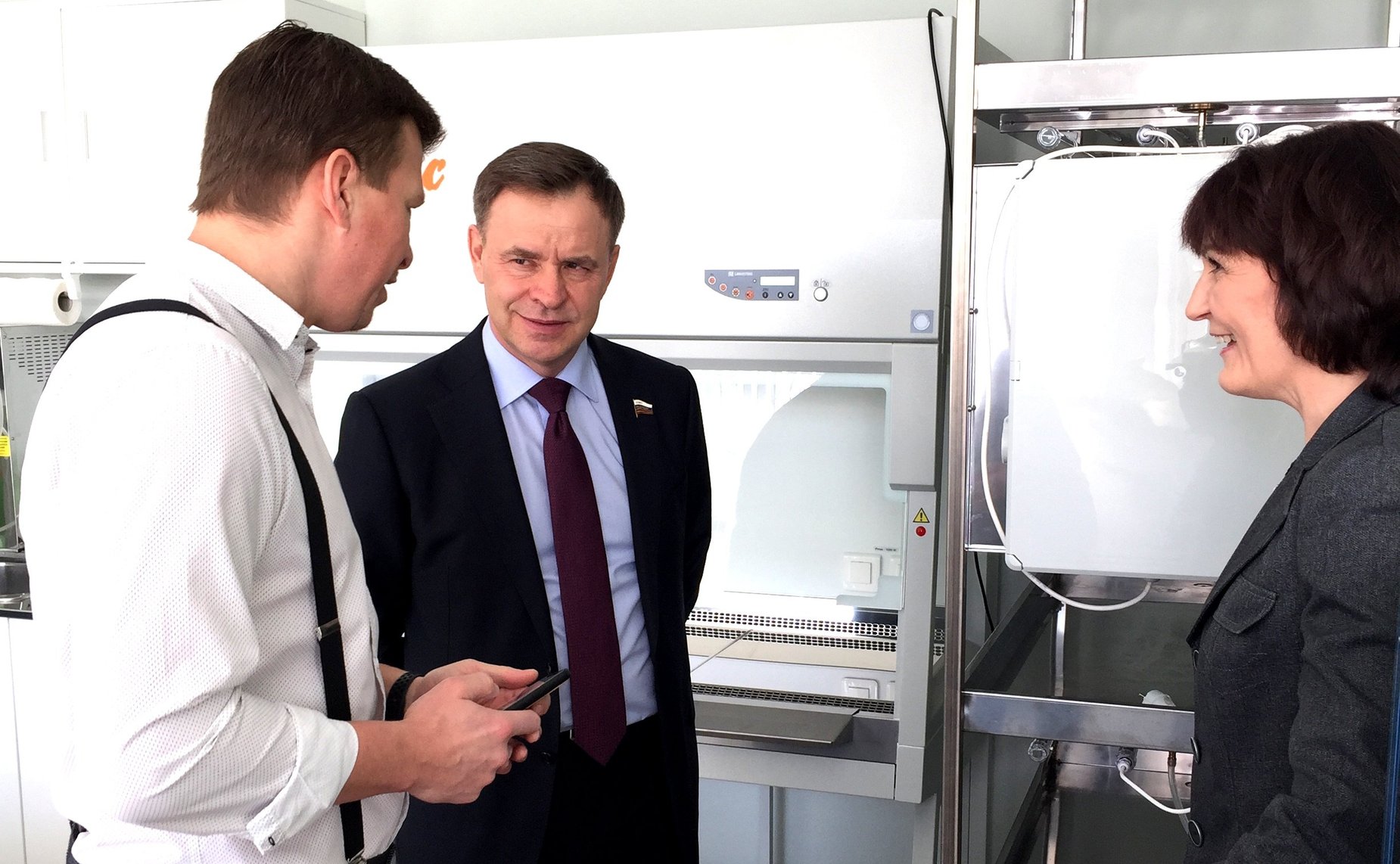 Виктор Новожилов осмотрел первую в Архангельской области научно-учебную лабораторию «Агрокуб»