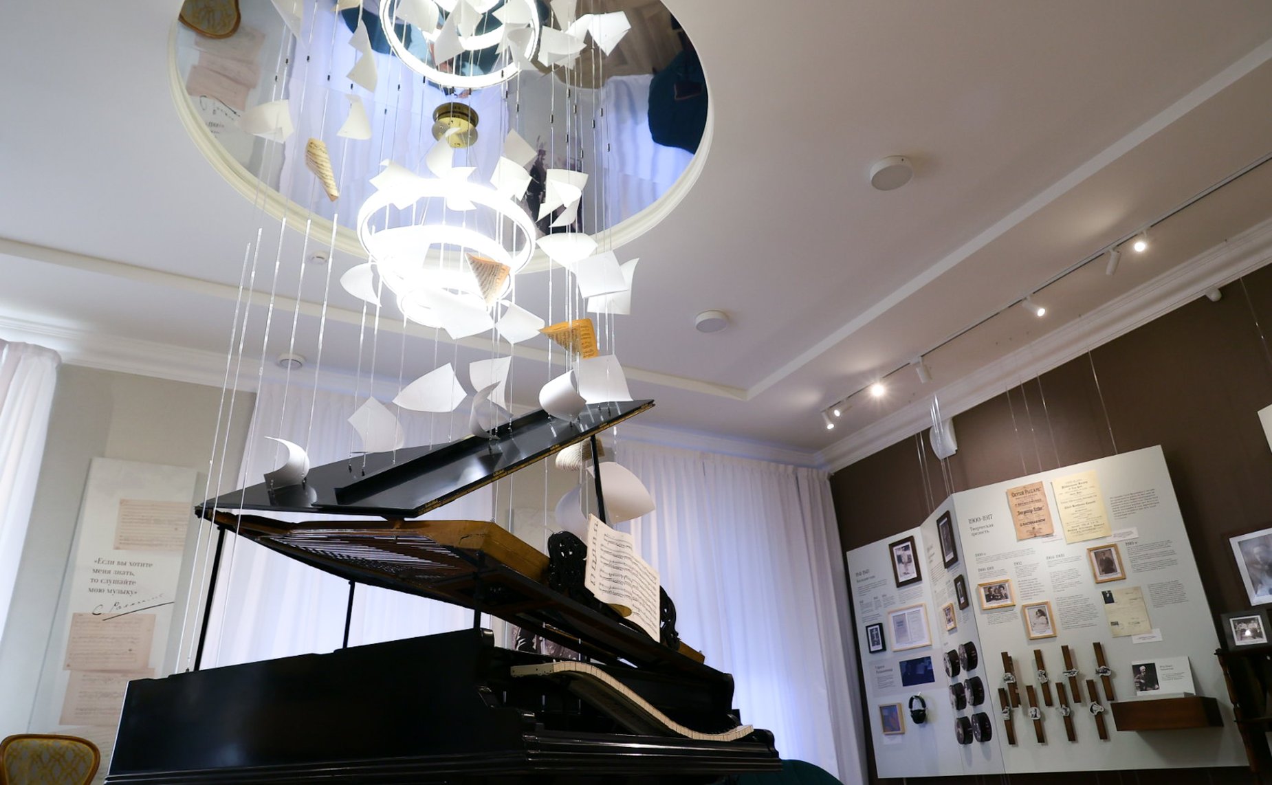 В рамках работы Х Парламентского форума «Историко-культурное наследие России» в Великом Новгороде Валентина Матвиенко посетила детскую общеобразовательную школу имени Г.Р. Державина и Дом музыки имени С.В. Рахманинова