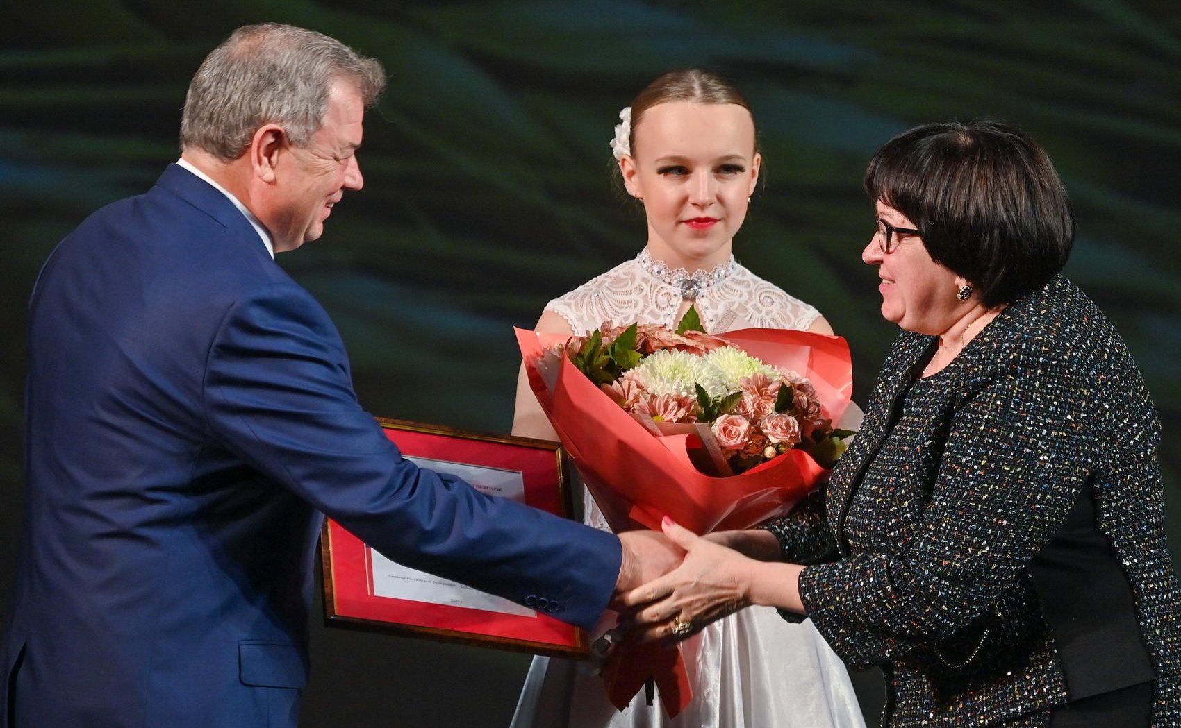 Анатолий Артамонов поздравил калужских аграриев с профессиональным праздником