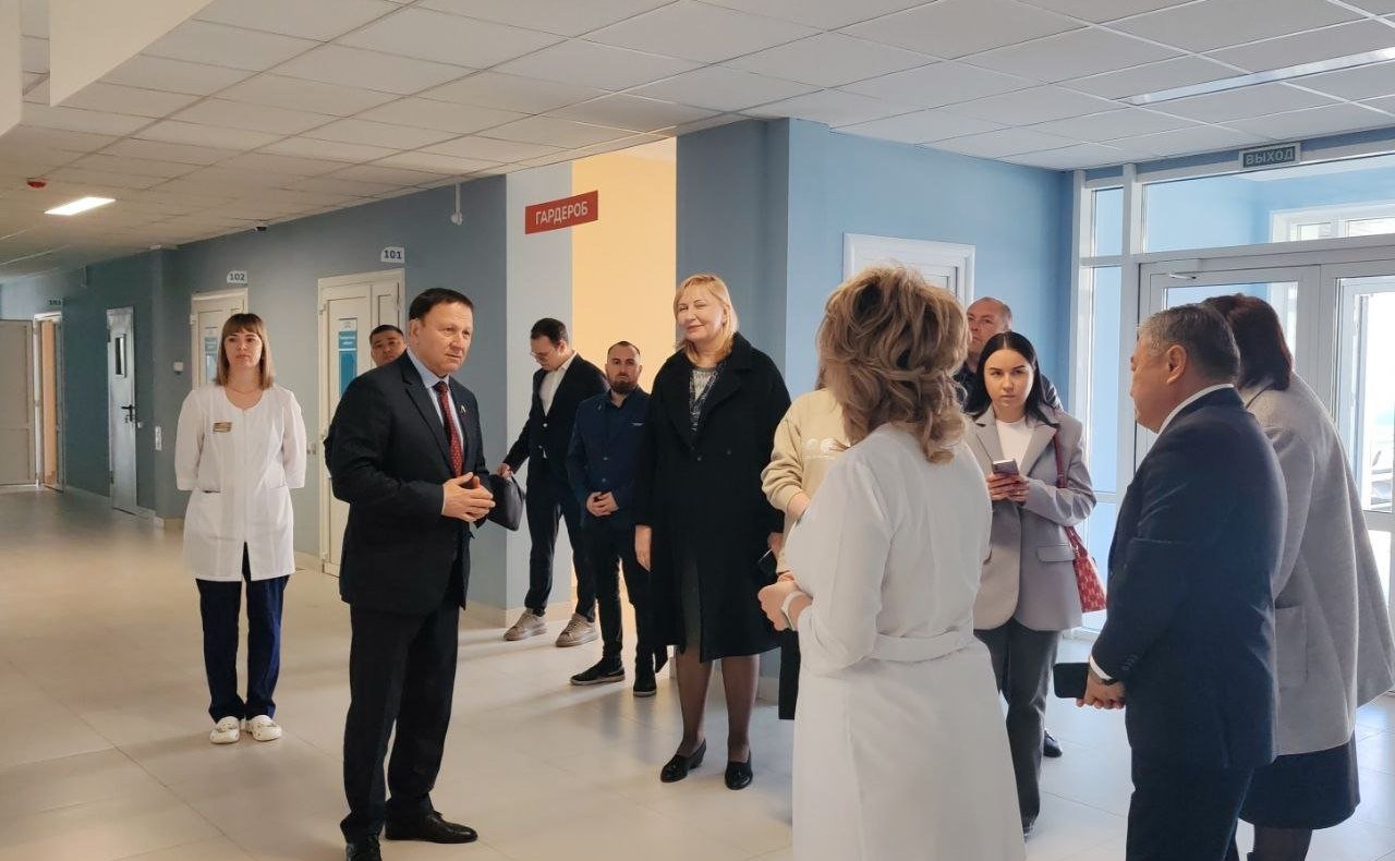 Александр Ролик в рамках региональной недели осмотрел новую амбулаторию, отремонтированный Дом культуры в поселке Заводской, открыл выставку, посвященную первопроходцам Приморья