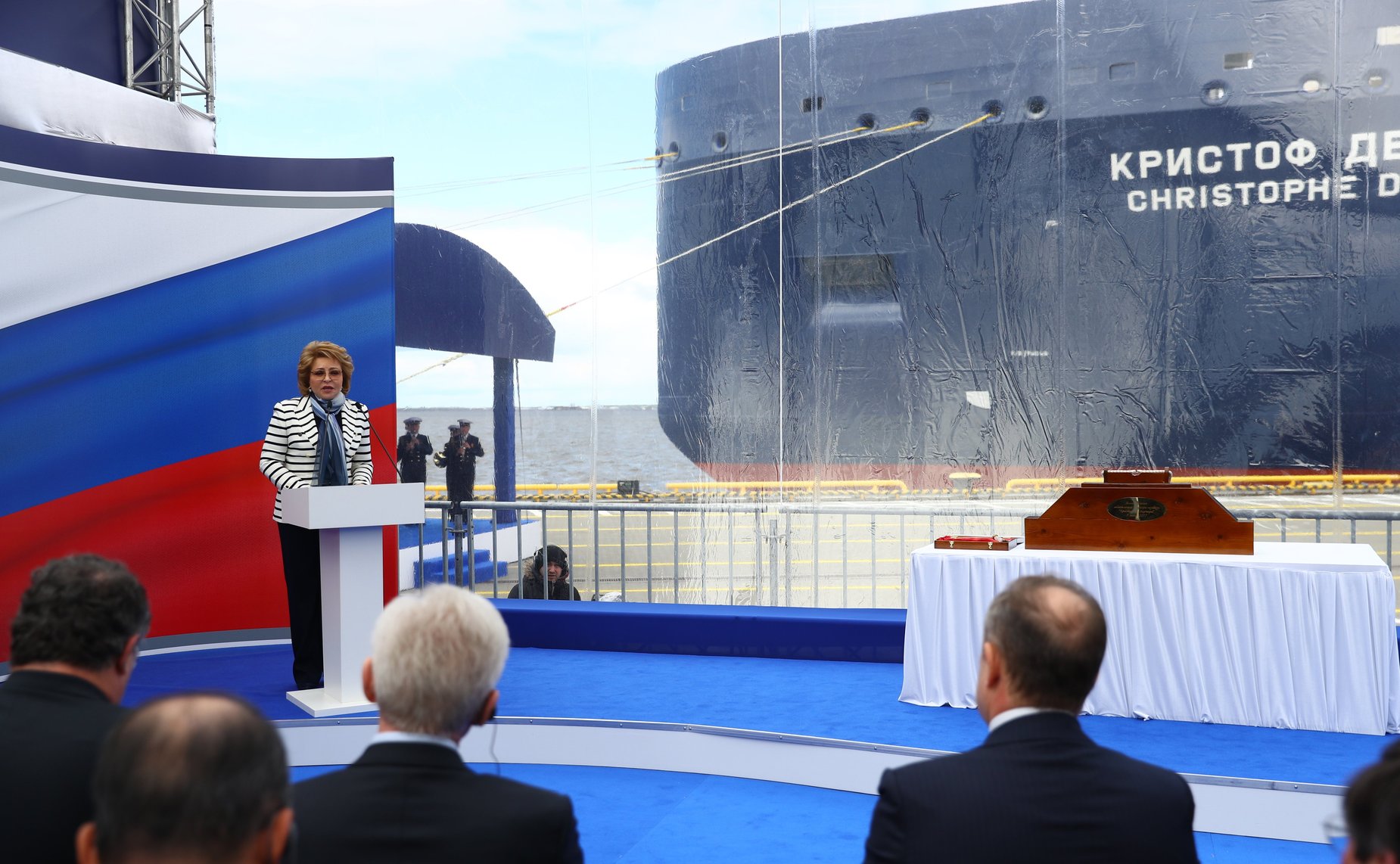 В. Матвиенко пожелала экипажу судна, всем морякам успеха, семь футов под килем