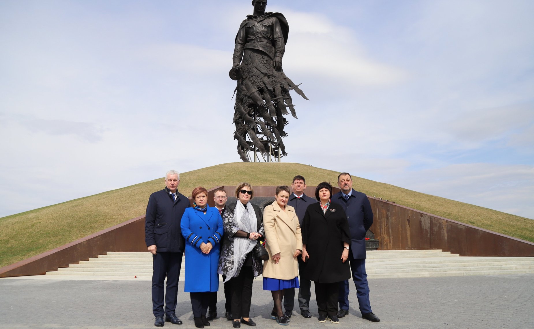 Парламентарии Беларуси и России возложили цветы к монументу Советскому солдату под Ржевом