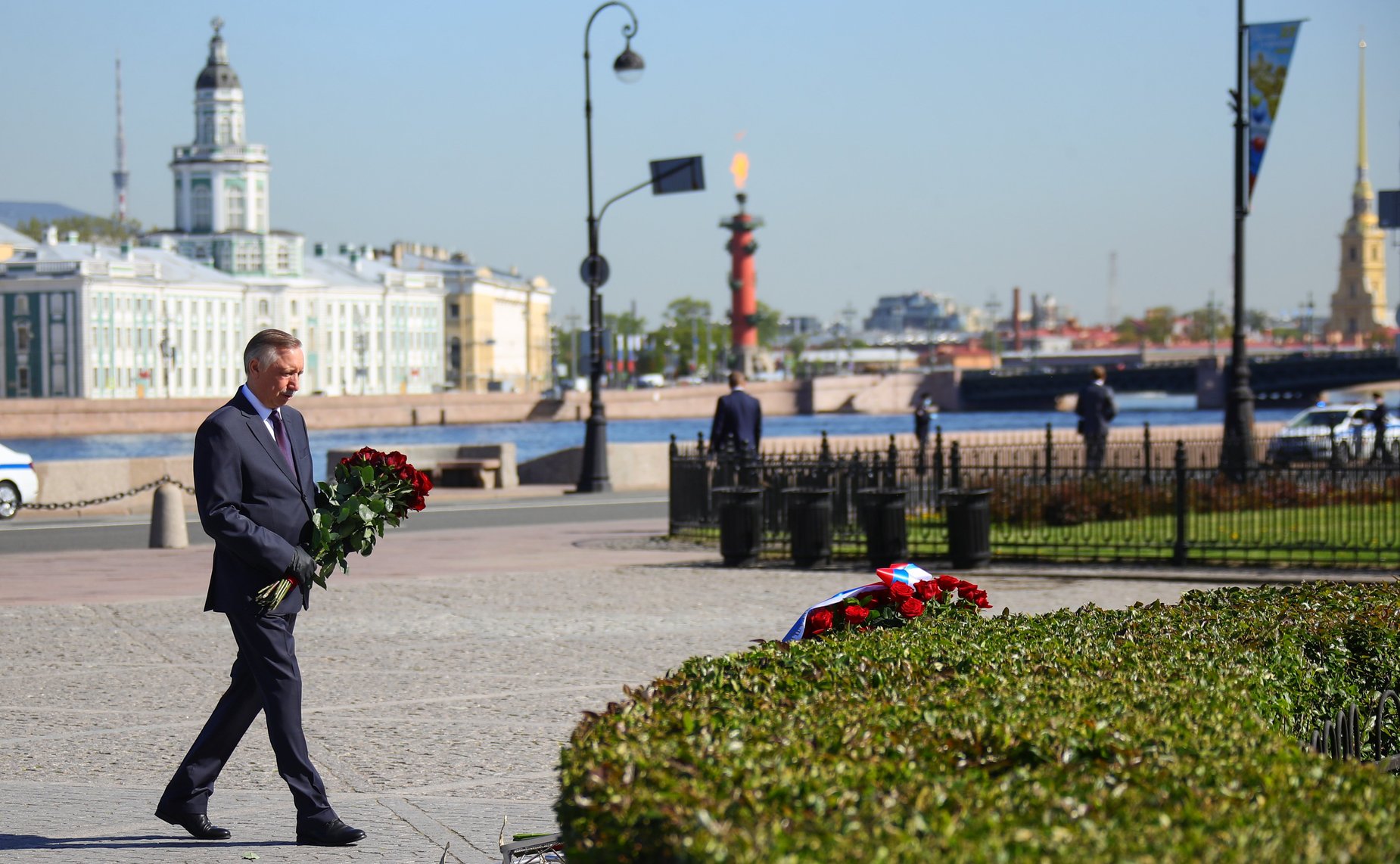 Церемония возложения цветов к подножию памятника основателю Санкт-Петербурга Петру Первому
