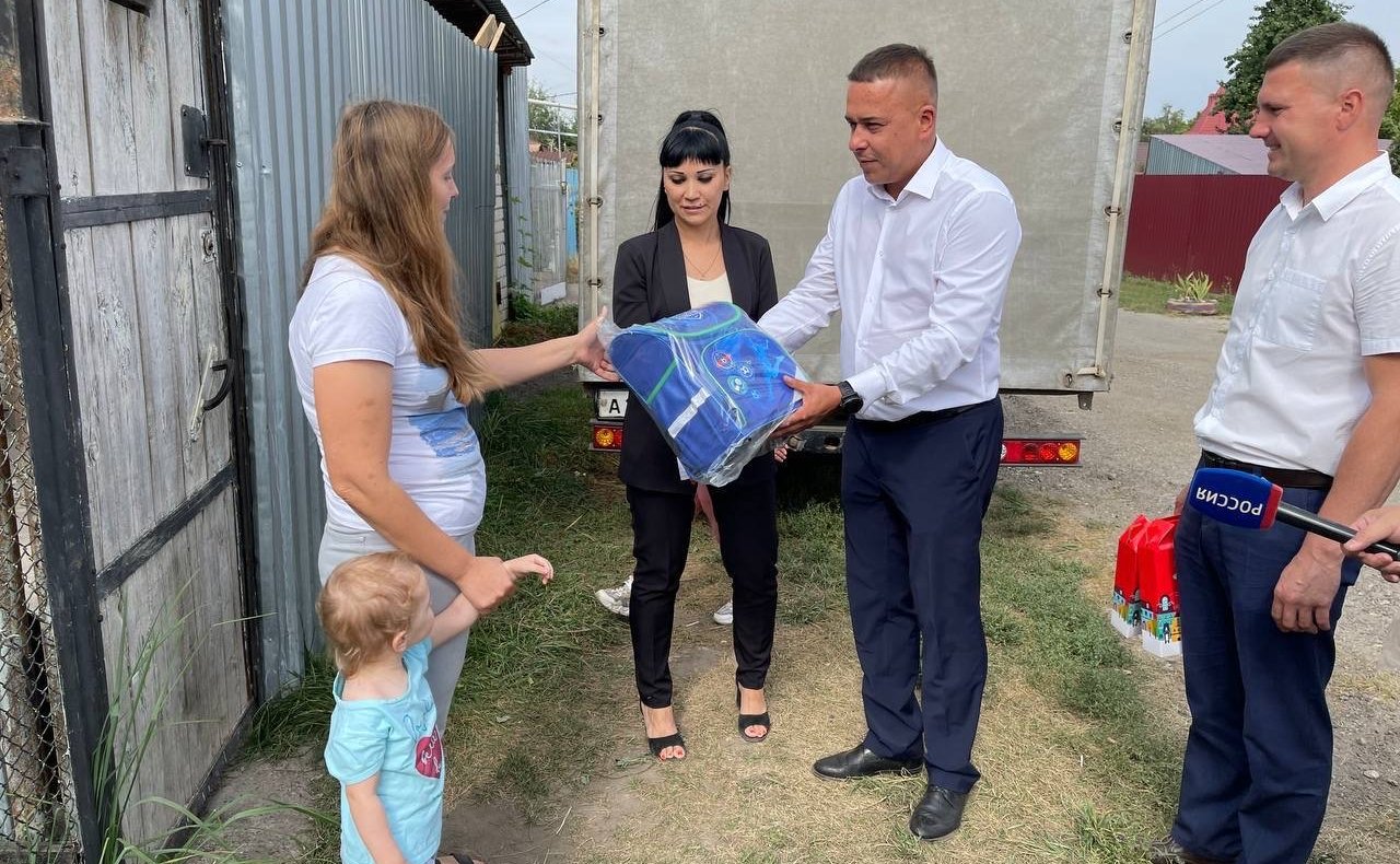 Айрат Гибатдинов принял участие в благотворительной акции, посвященной подготовке детей из многодетных и малоимущих семей к первому сентября