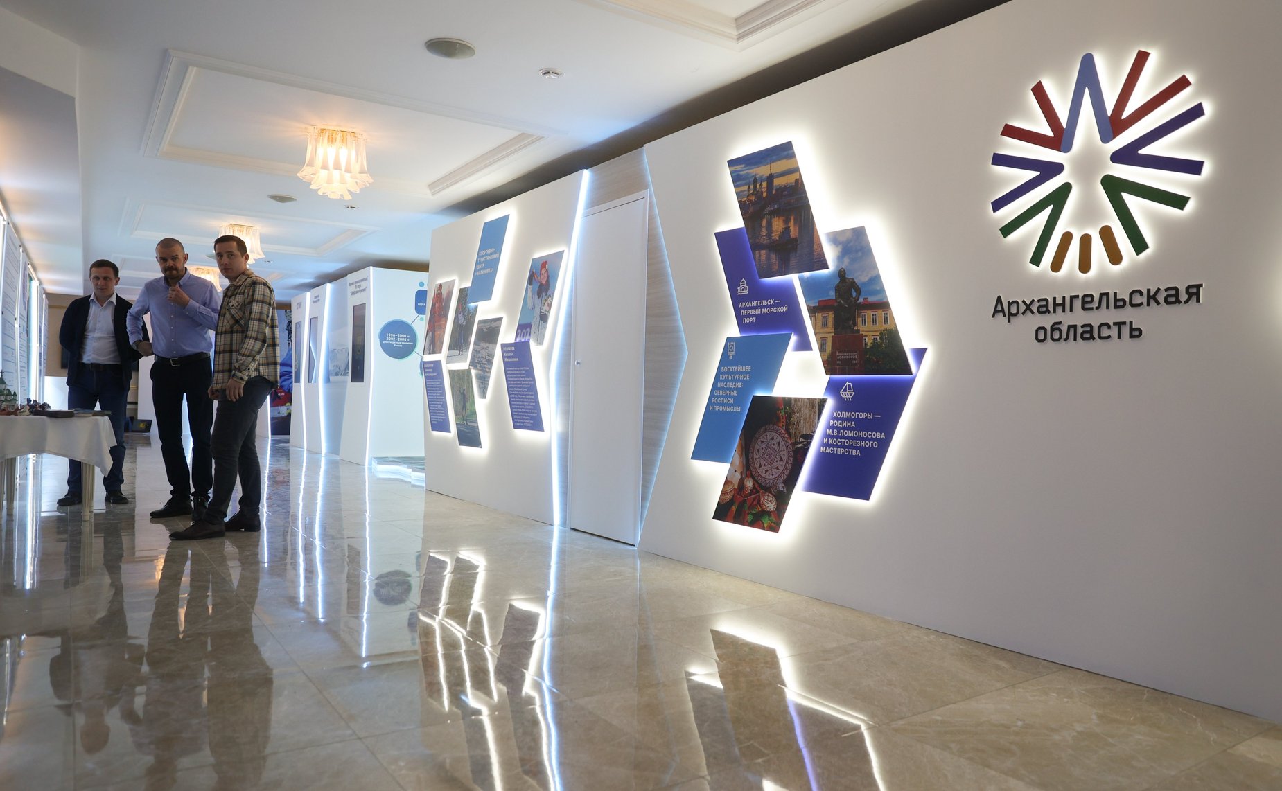 Валентина Матвиенко и губернатор региона Александр Цыбульский осмотрели выставку, посвященную проведению Дней Архангельской области в Совете Федерации