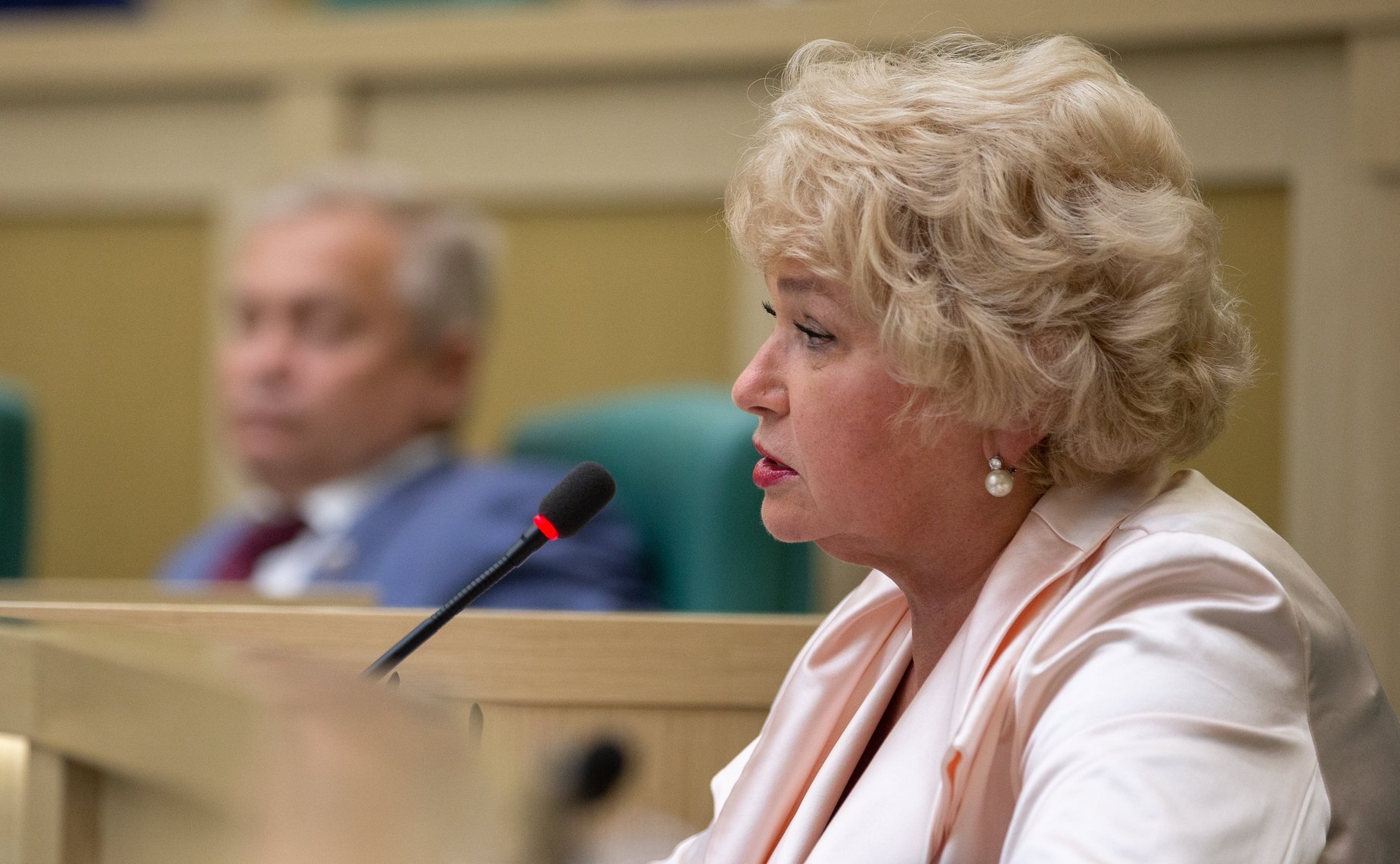 Л. Нарусова