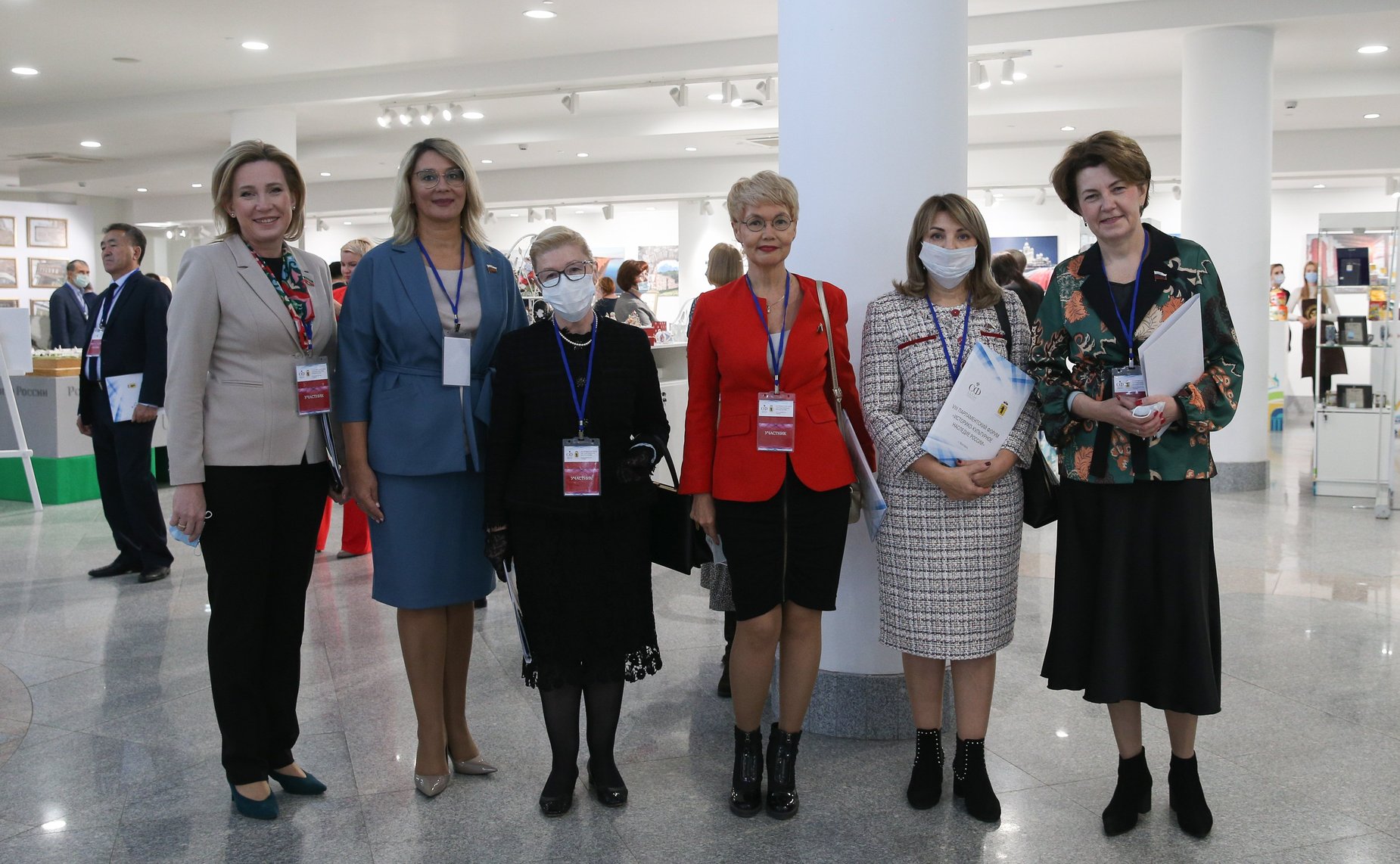 Участники VIII Парламентского форума «Историко-культурное наследие России» посетили выставку, где были представлены работы ярославских мастеров по финифти и майолике