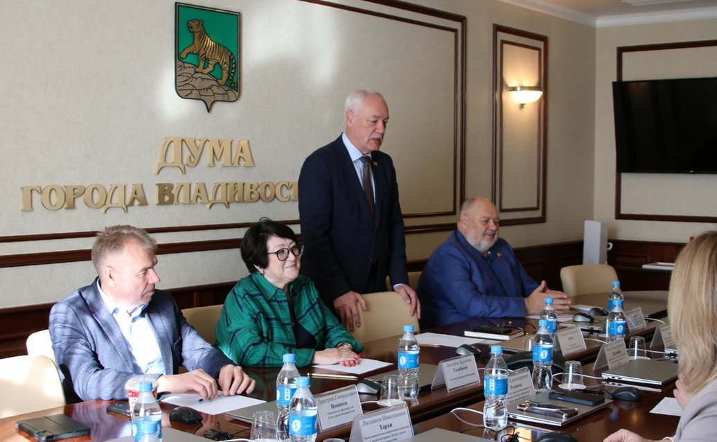 Людмила Талабаева в ходе рабочего визита в регион встретилась с депутатами Думы города Владивостока