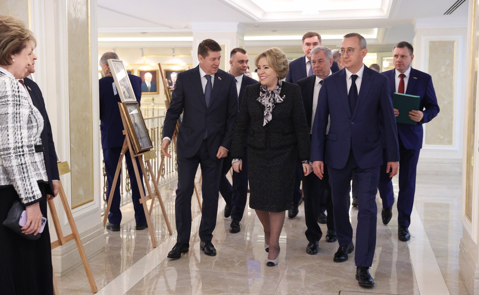 Валентина Матвиенко и Владислав Шапша осмотрели выставку, посвященную достижениям и перспективным направлениям развития Калужской области