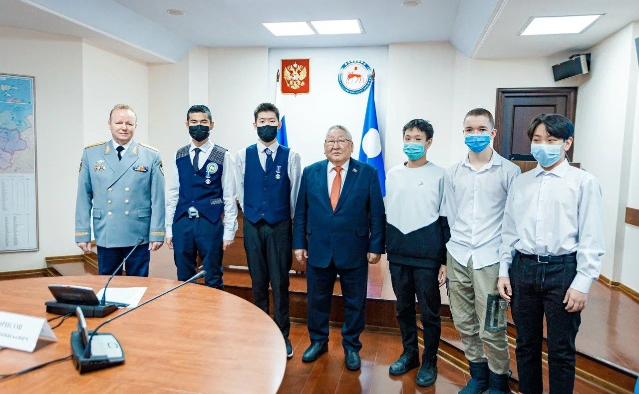 Егор Борисов вручил награды Совета Федерации юным героям из Якутии