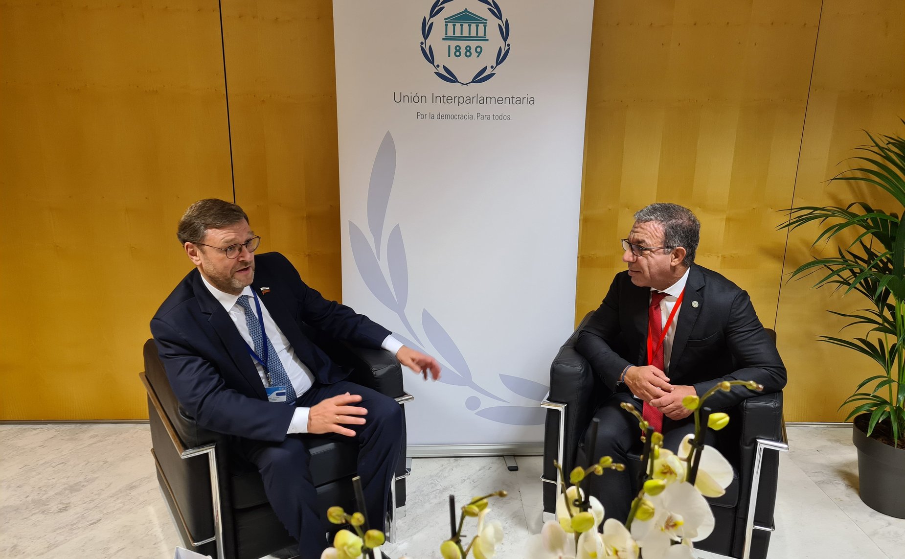 Заместитель Председателя СФ Константин Косачев, который возглавляет делегацию Федерального Собрания Российской Федерации на 143-й Ассамблее Межпарламентского союза (МПС), провел встречу с Председателем МПС Дуарте Пашеку