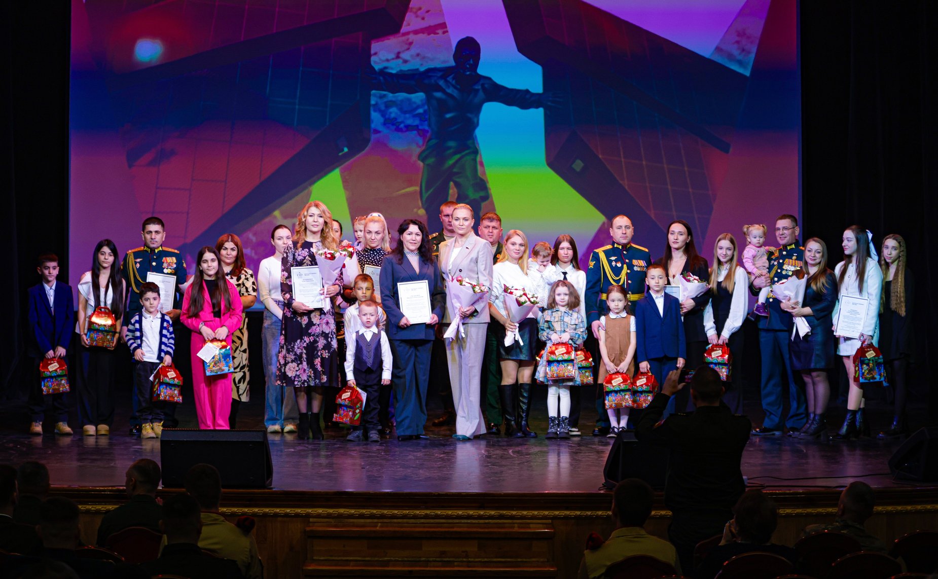 Сенатор РФ Евгения Ламонова приняла участие в торжественной церемонии закрытия Года защитника Отечества, посвященного 80-летию Победы