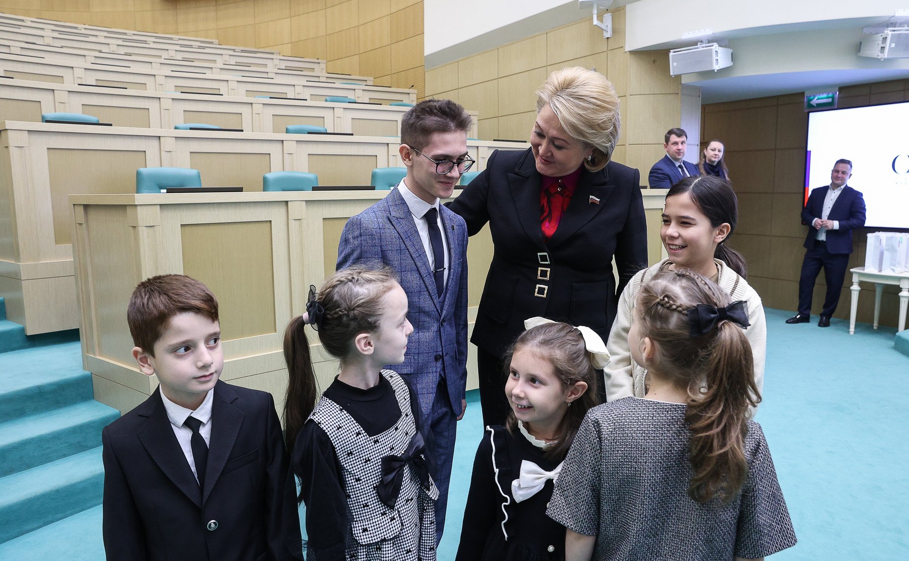 Валентина Матвиенко встретилась с детьми-участниками выставки художественных промыслов, прошедшей в рамках IX Парламентского форума «Историко-культурное наследие России»