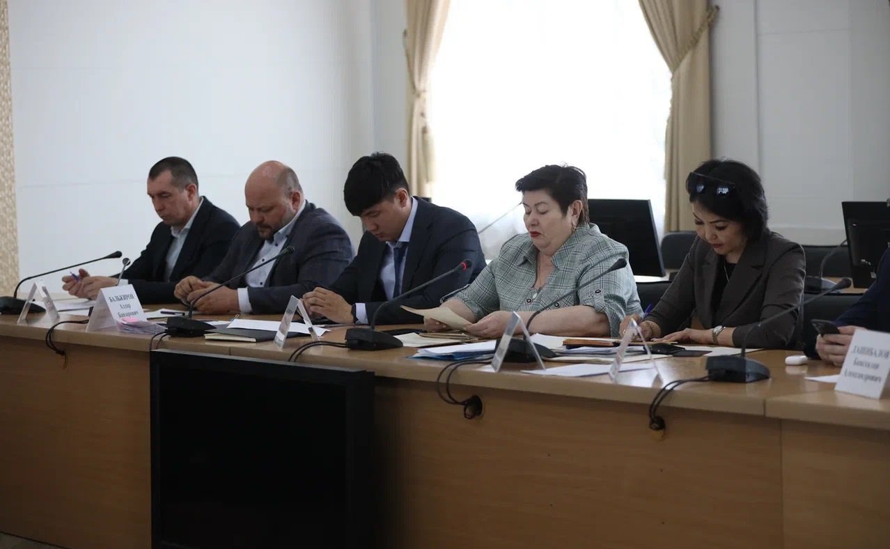 Баир Жамсуев и Сергей Михайлов провели совещание, на котором обсудили вопросы строительства школ и детских садов в регионе