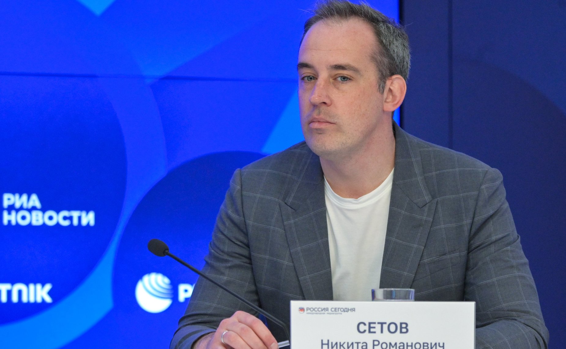 Круглый стол Экспертного института социальных исследований: «Время героев»: как формируется новая команда развития России»