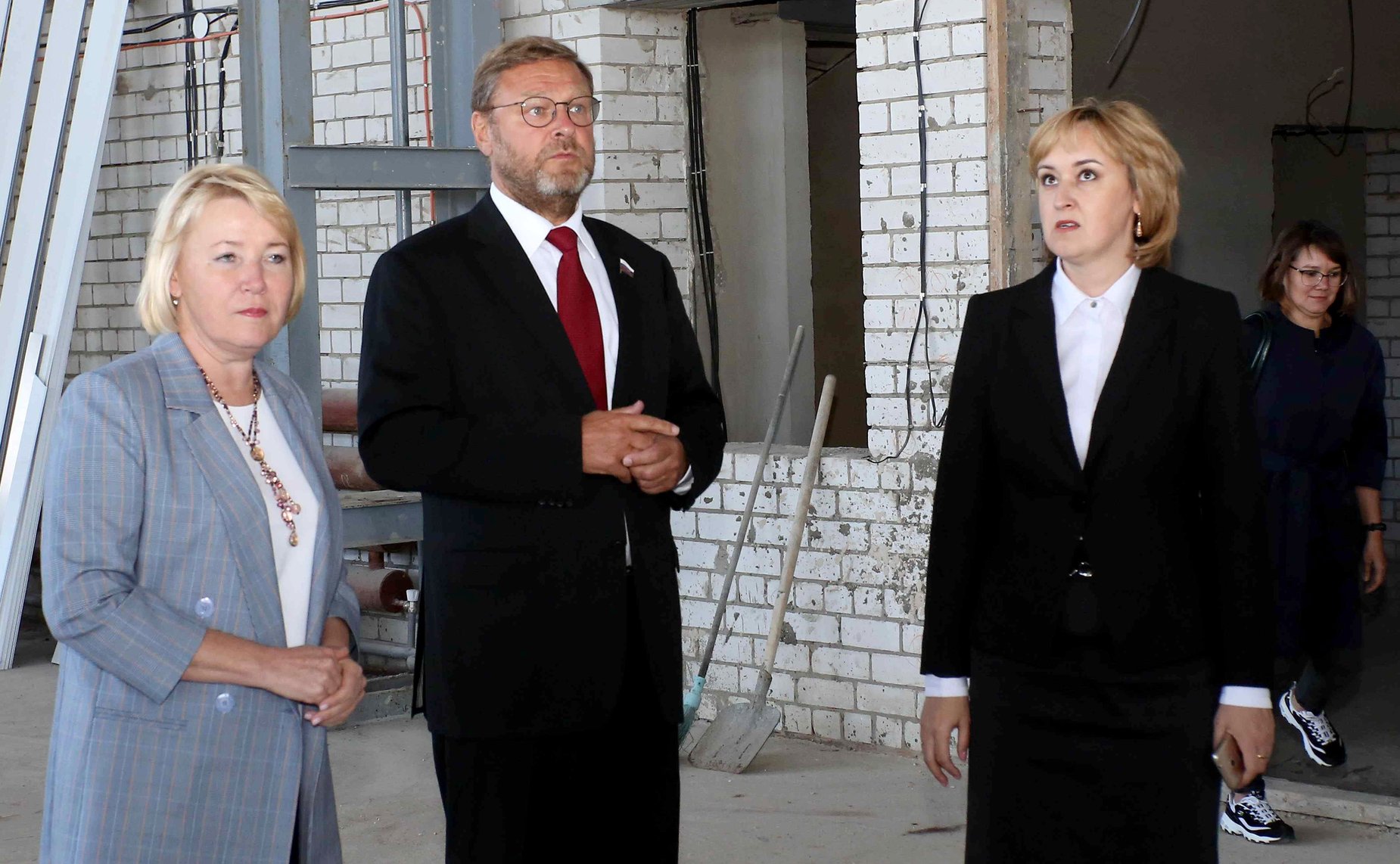 Константин Косачев ознакомился с ходом завершения строительства физкультурно-оздоровительного комплекса в пос. Приволжский