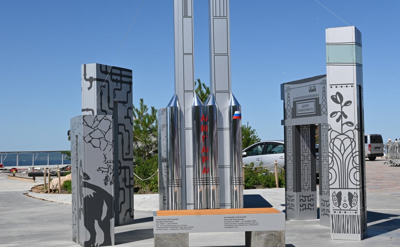 Александр Ролик во время региональной недели провел выездное совещание с главой Владивостока Константином Шестаковым на объектах благоустройства и спорта, построенных в этом году в столице Приморского края