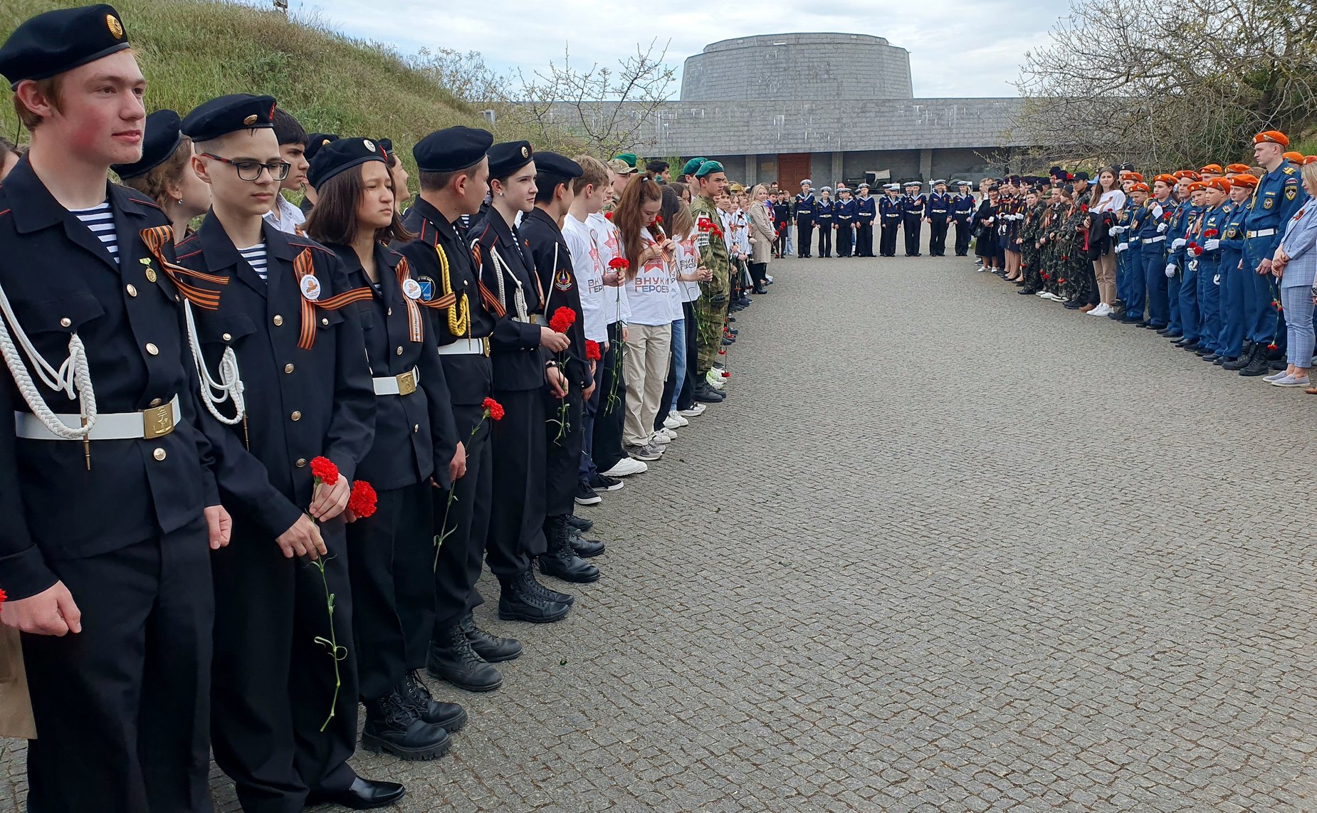 Сергей Колбин принял участие в торжественной линейке, которая состоялась на территории Музейного историко-мемориального комплекса героическим защитникам Севастополя «35-я Береговая Батарея»