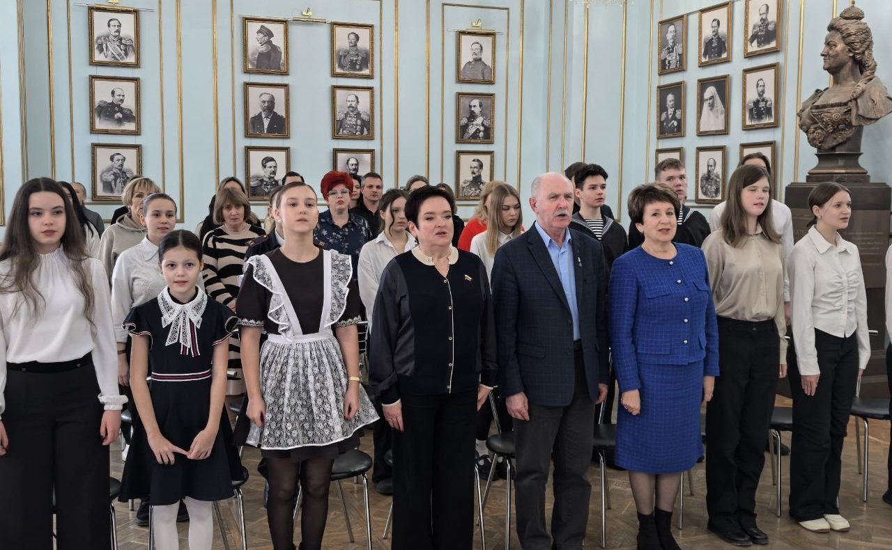 Екатерина Алтабаева совместно с представителем в СФ от законодательного органа государственной власти Севастополя Ларисой Мельник вручили награды севастопольским школьникам