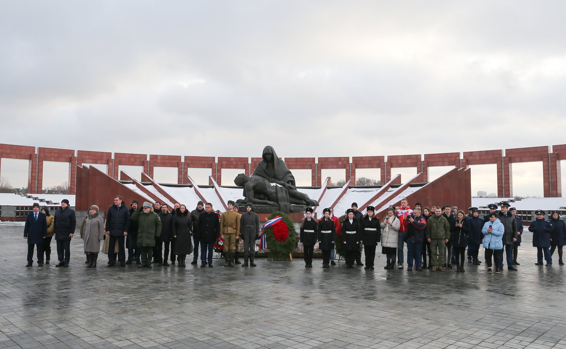 Сенаторы РФ приняли участие в траурном мероприятии, посвященном Дню Неизвестного Солдата