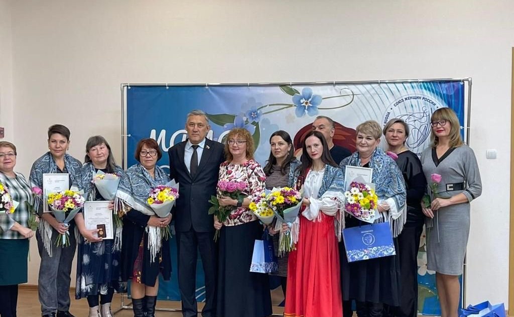 Юрий Валяев в многофункциональном центре региона принял участие в мероприятии, посвященном предстоящему Дню матери – «Мама – это жизнь»