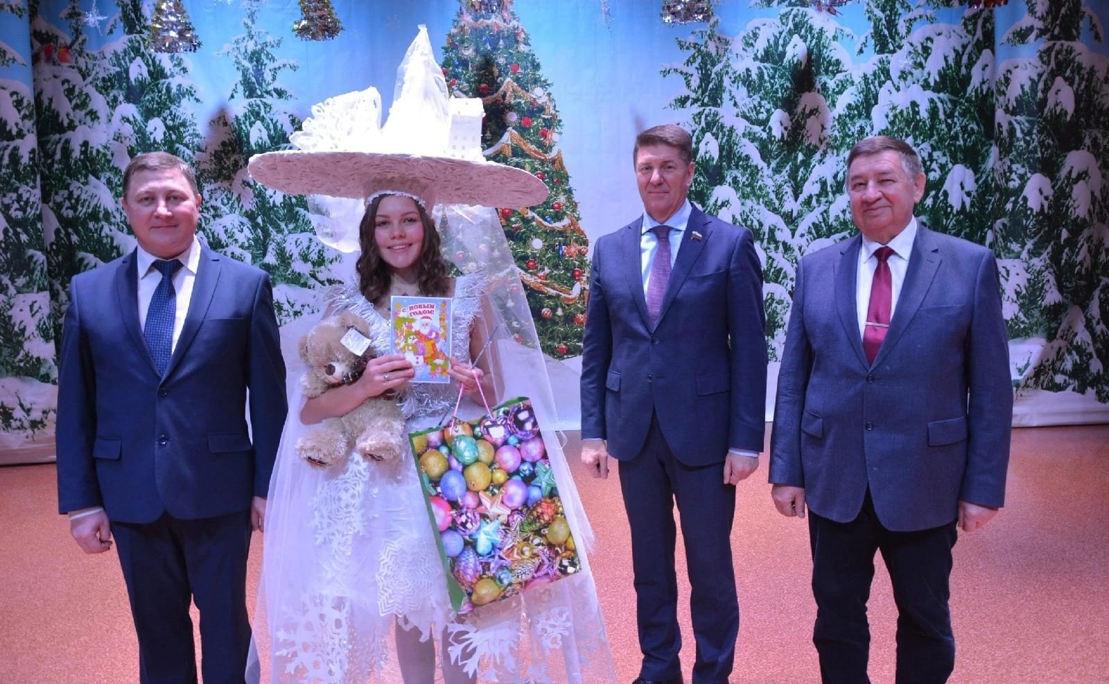 Андрей Шевченко посетил детский сад и социально-реабилитационный центр для несовершеннолетних «Теремок» в пос. Уранбаш Октябрьского района, где вручил детям подарки