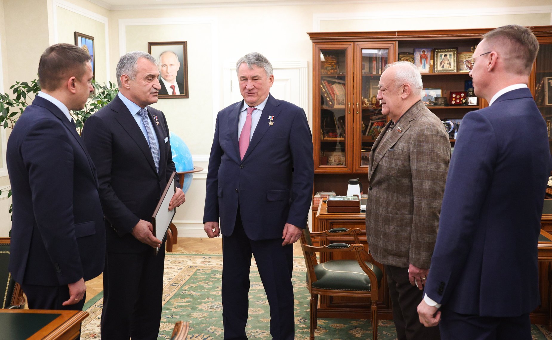 Встреча заместителя Председателя Совета Федерации Юрия Воробьева с ветераном СВО