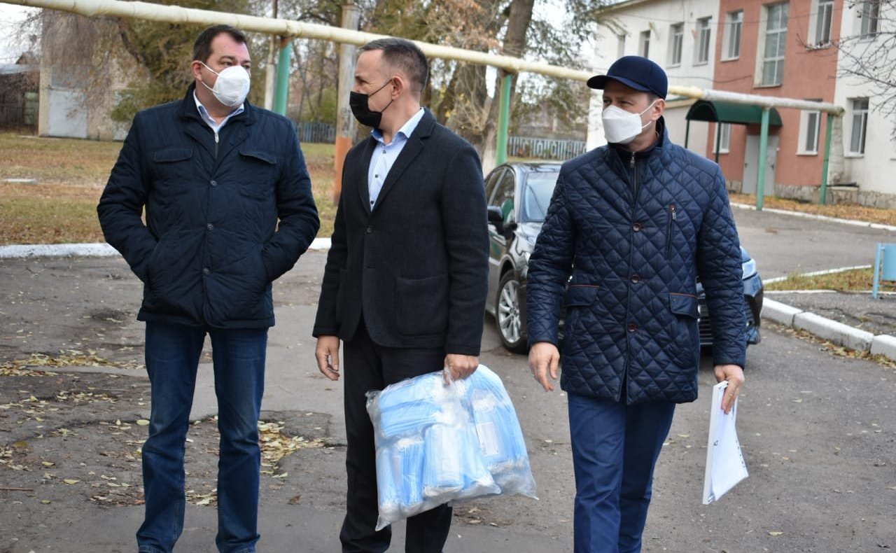 Олег Алексеев посетил Марксовский район Саратовской области и вручил Благодарность Председателя СФ медицинской сестре