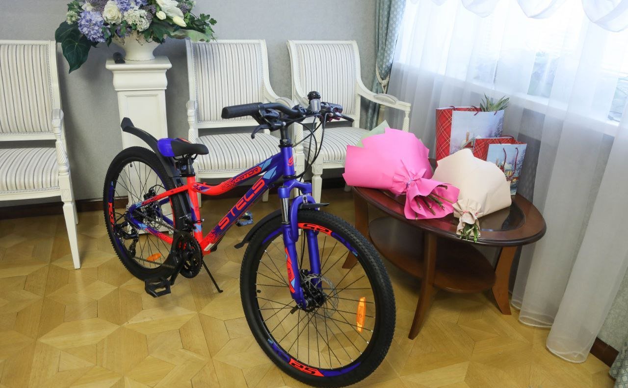 Николай Кондратюк вручил подарок первокласснице из Пензы