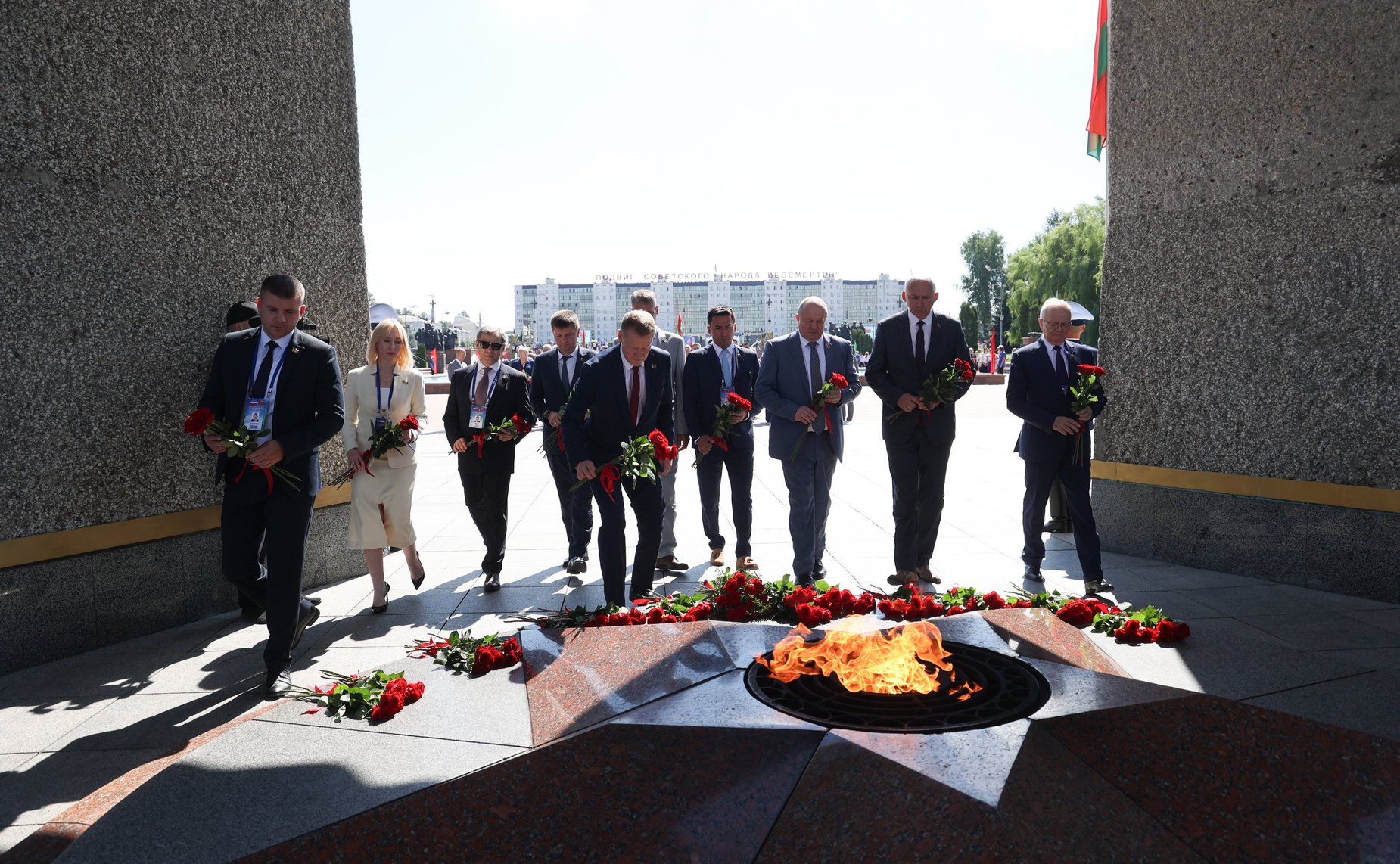 Торжественная церемония возложения цветов членами официальных делегаций Совета Республики и Совета Федерации к Вечному огню у монумента «Три штыка»