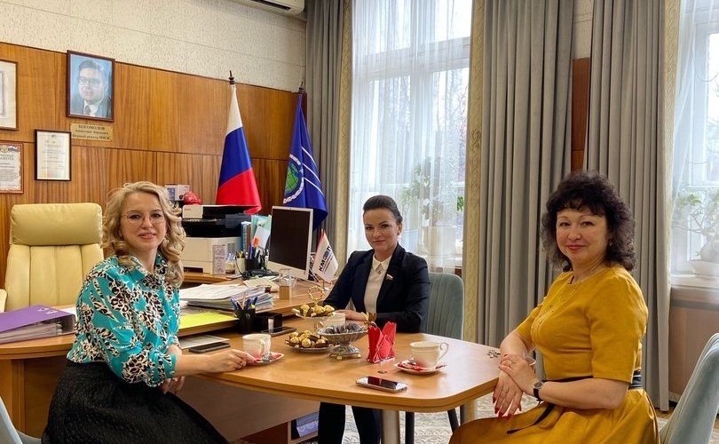 Ирина Кожанова с рабочим визитом посетила Институт международных экономических связей