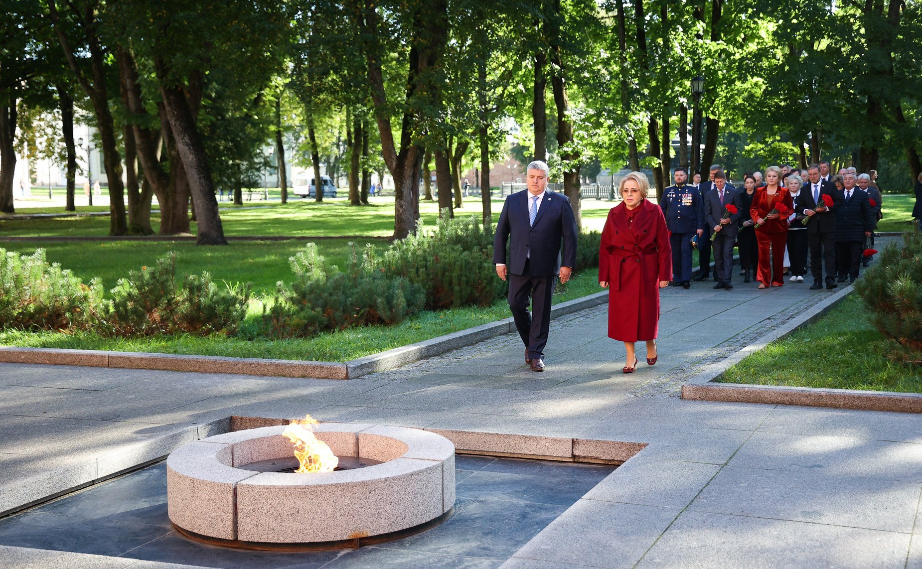 Председатель Совета Федерации Валентина Матвиенко и врио губернатора Новгородской области Александр Дронов возложили венки к Мемориалу «Вечный огонь славы»