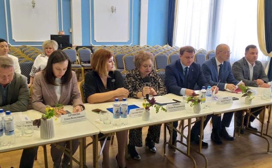 Оксана Хлякина в ходе поездки в регион провела заседание, на котором обсудили создание лучших условий для семейного туризма в районе, организацию семейного отдыха