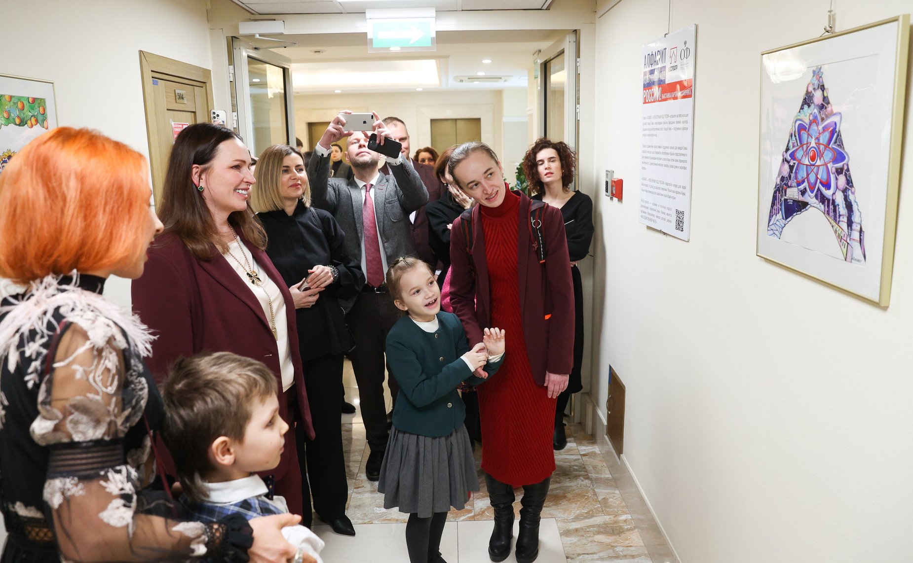 Церемония открытия выставки работ художника из Нижнего Новгорода А. Клейнер, наставника победителя Всероссийского конкурса детского рисунка «Жизнь, деленная на граммы»