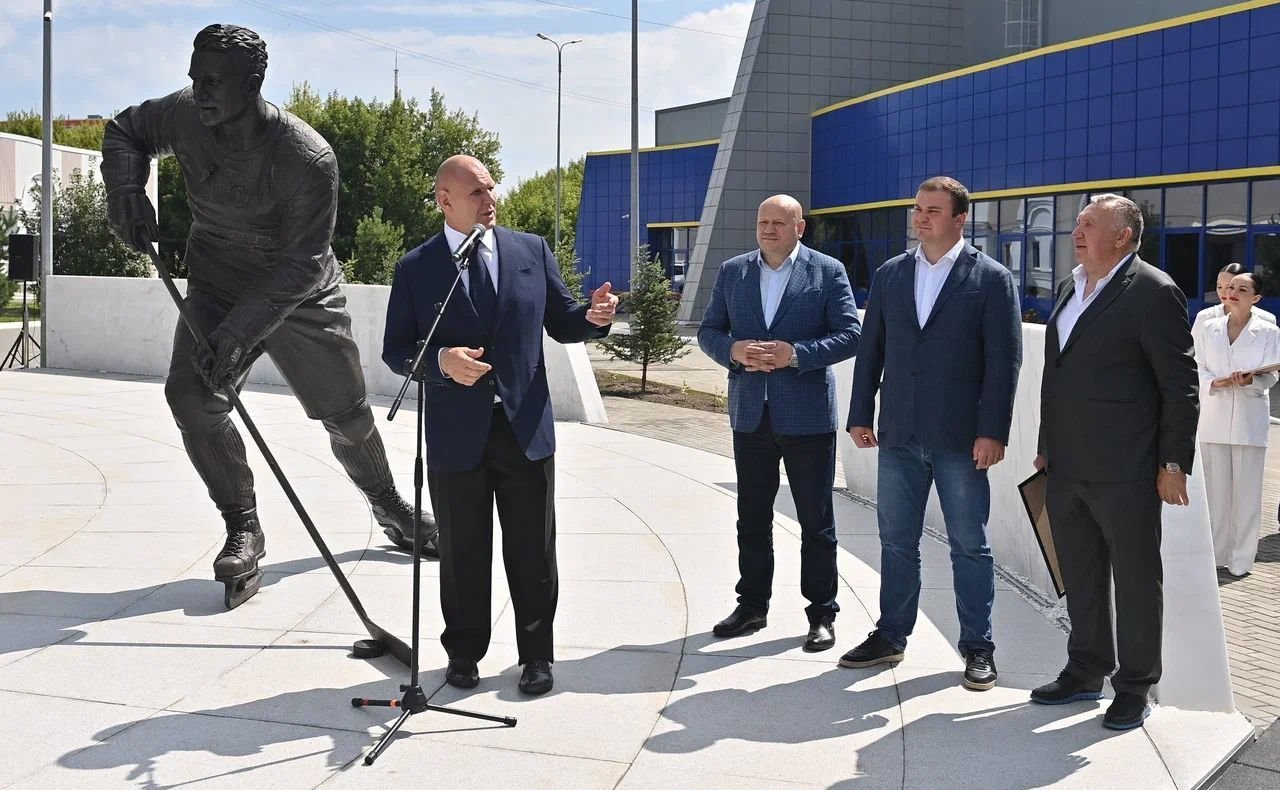 Александр Карелин открыл в Омске сквер памяти Анатолия Тарасова