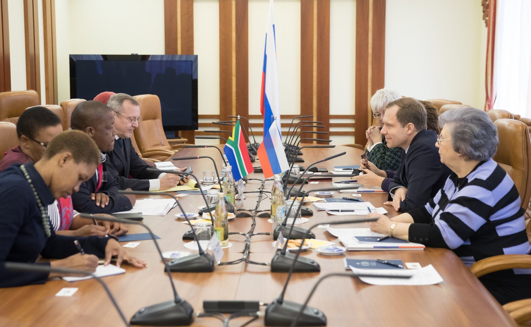 Встреча Андрея Кутепова с председателем комитетов Национального совета провинций Парламента Южно-Африканской Республики по контролю и межправительственным отношениям Джомо Арчиболдом Нъямби