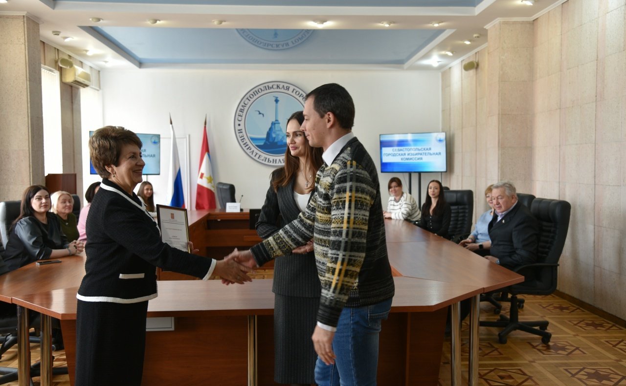 Екатерина Алтабаева вручила награды членам избирательных комиссий города Севастополя и работникам аппарата Севастопольской городской избирательной комиссии