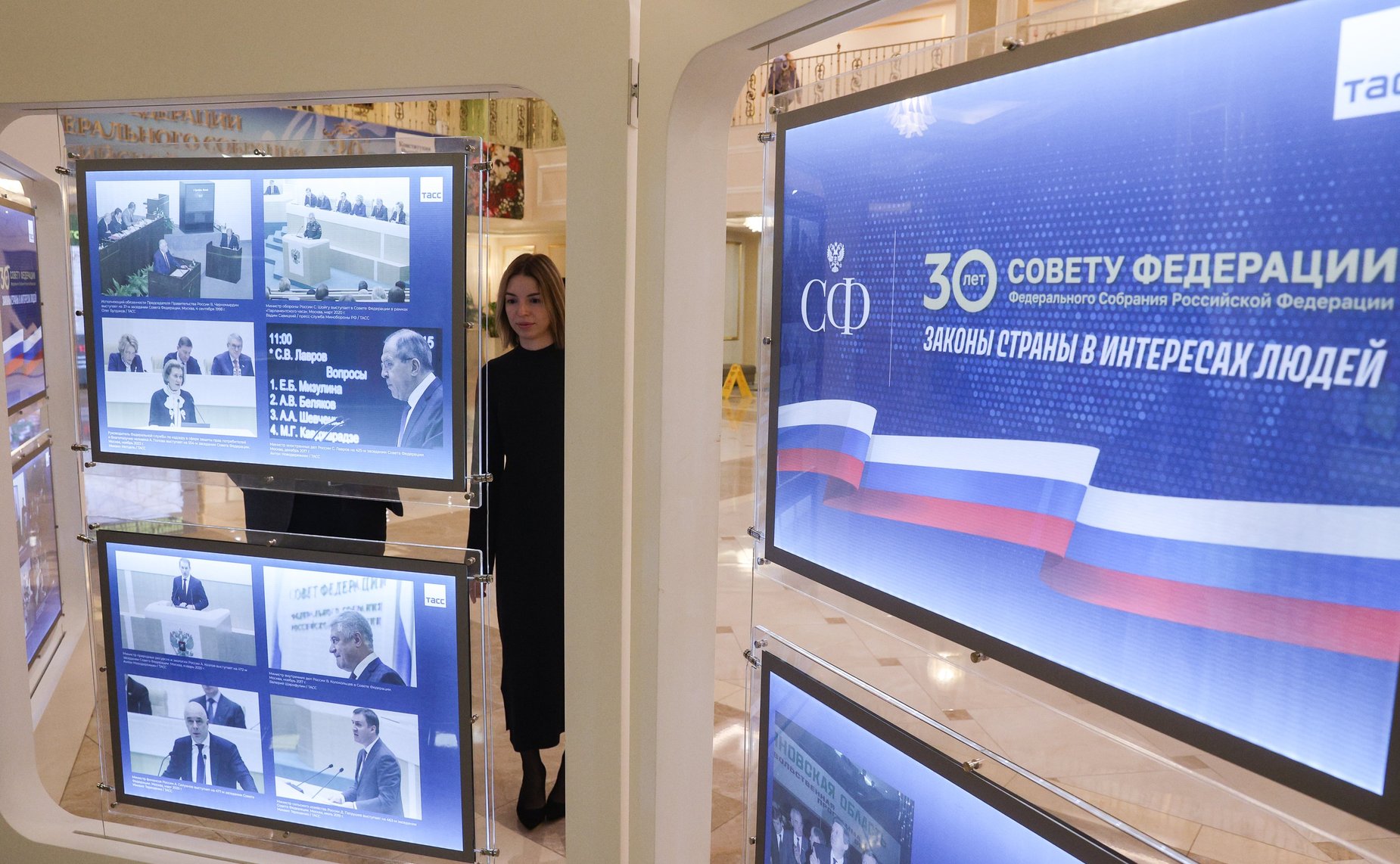 Валентина Матвиенко осмотрела развернутую в здании верхней палаты парламента фотовыставку информационного агентства ТАСС, посвященную 30-летию СФ