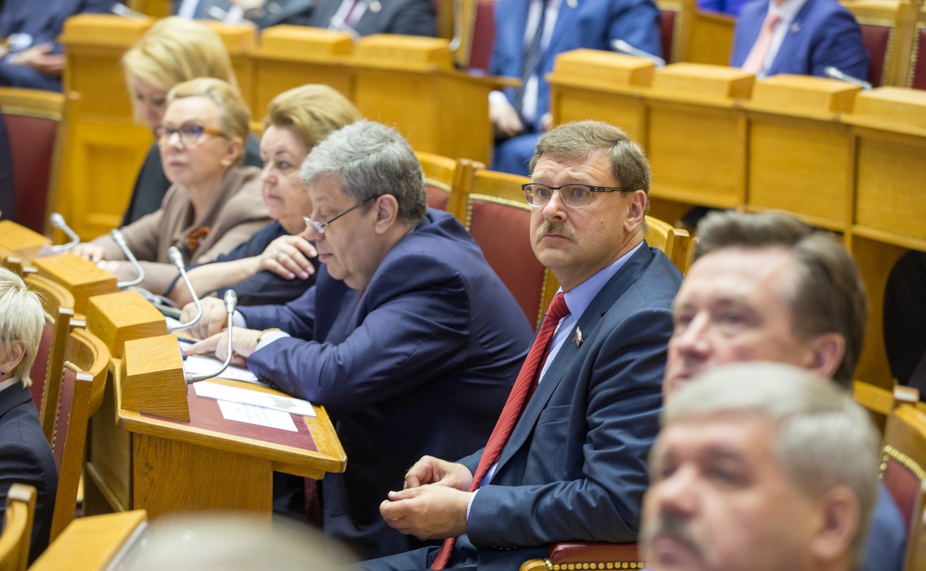 Члены Совета Федерации на пленарном заседании Совета законодателей Российской Федерации