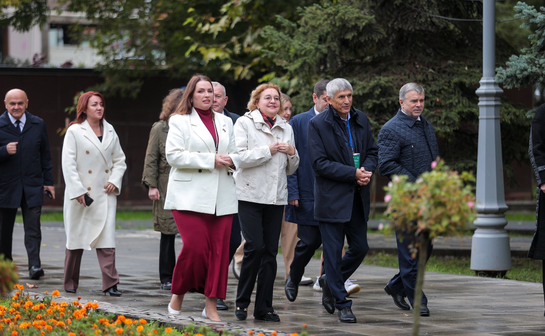 Сенаторы РФ возложили цветы к мемориалу Воину-освободителю в парке им. Ленинского комсомола в Махачкале (фото пресс-служба Министерства экономики и территориального развития Республики Дагестан)