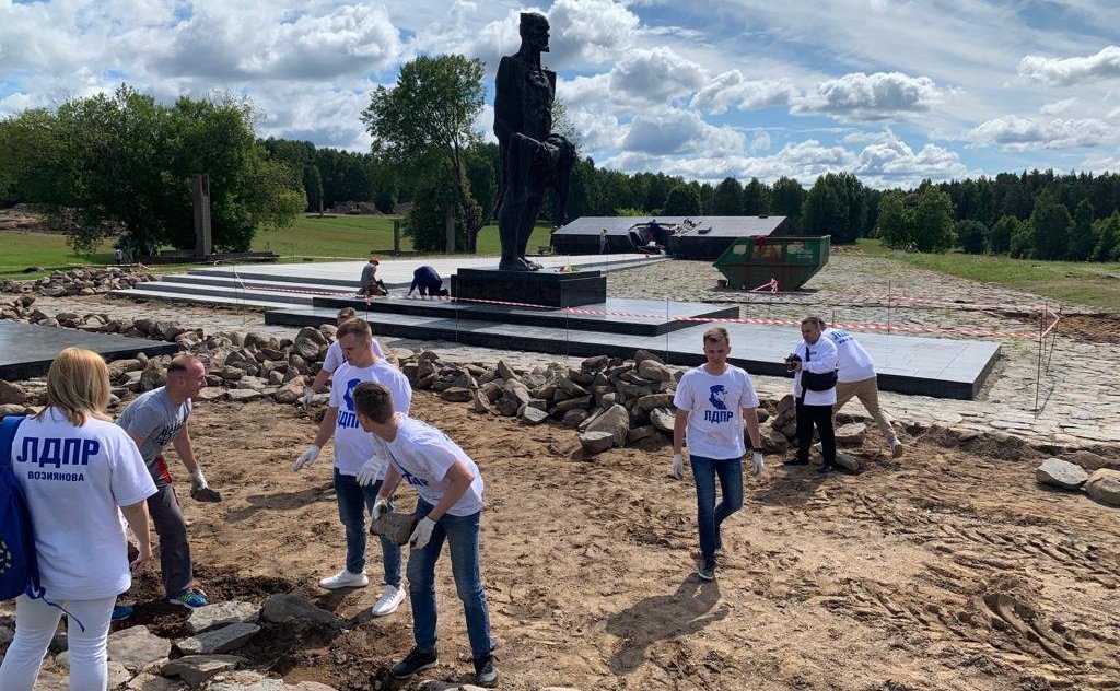 В Хатыни проходит реконструкция мемориального комплекса силами белорусских студенческих отрядов