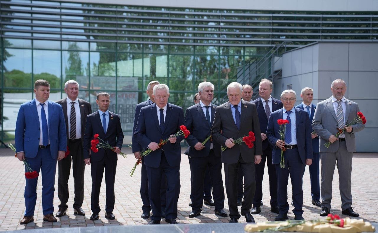 В г. Екатеринбурге сенаторы РФ провели церемонии возложения цветов к Широкореченскому военно-мемориальному комплексу, посвященному погибшим в Великой Отечественной войне, а также к военно-мемориальному комплексу «Черный тюльпан»