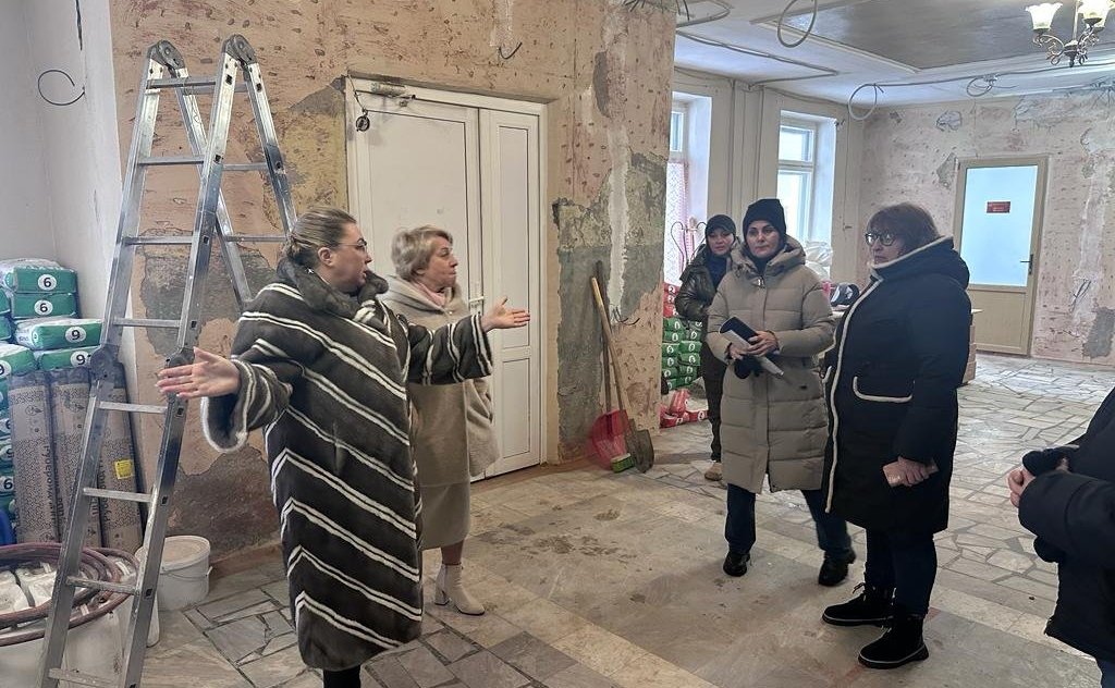 Елена Шумилова осмотрела ход ремонтных работ Дома культуры села Айкино Республики Коми